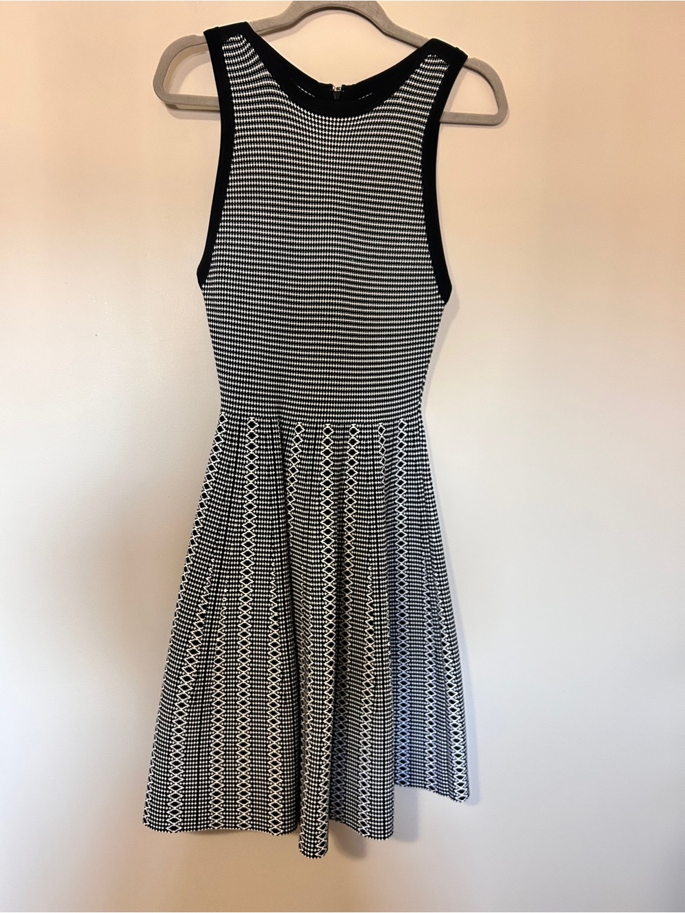 Alice + Olivia Black Kamilah Textured- Stitch  Dress Quiet Luxury Size Small - Picture 3 of 9